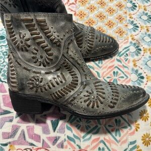 Sheryl Crow low Western boots
